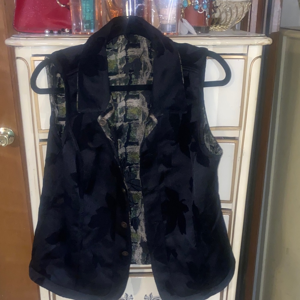 Vintage 90s Reversi Textured Floral Appliqué Sleeveless Vest in Black and Olive - Picture 9 of 10
